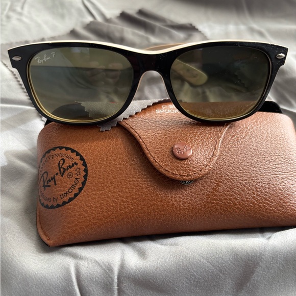 Ray-Ban New Wayfarer Black on Beige Sunglasses RB2132 875 52[]18 145 3N w/ Case - Picture 1 of 12